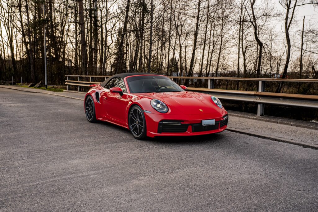 Porsche 992 Turbo S Cabrio rot